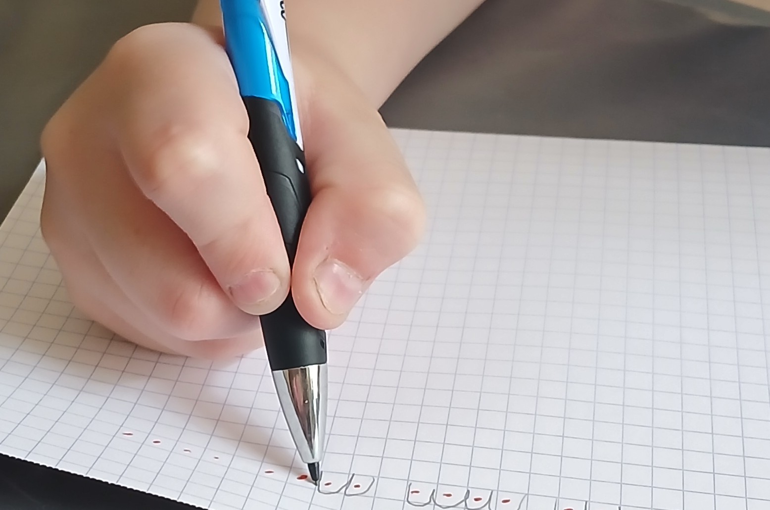 Exercice de graphothérapie avec stylo